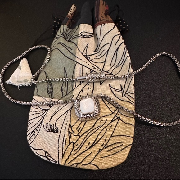 STERLING SILVER AND MOTHER OF PEARL NECKLACE WITH MAGNETIC CLASP - Picture 5 of 5